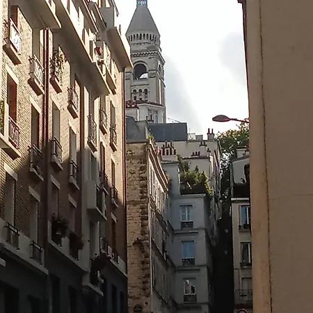 A Secret Garden In Montmartre *