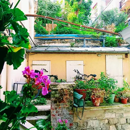 A Secret Garden In Montmartre *