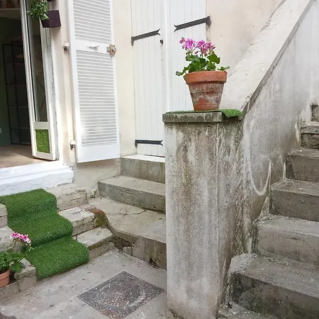 A Secret Garden In Montmartre *